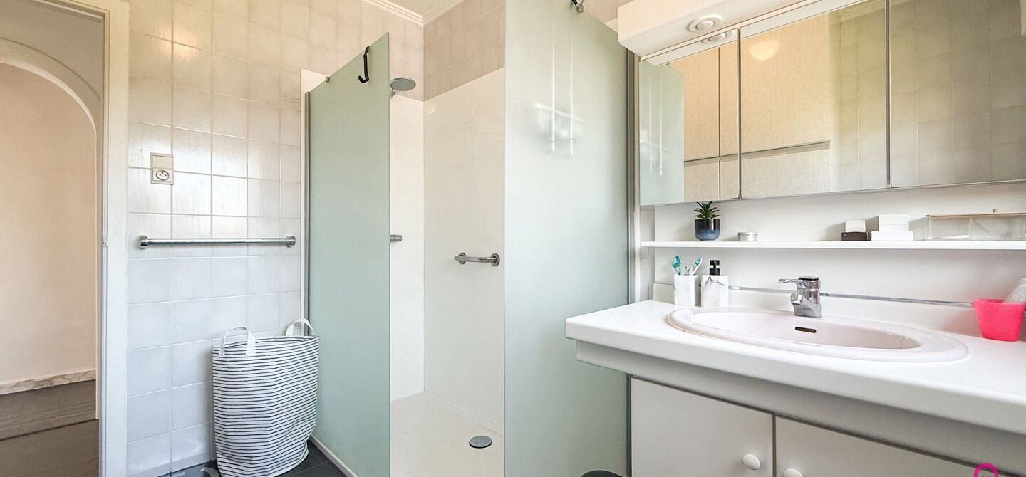 Bij ImmoFusion 7/7 “open huis” : klik op onze 3D-TOUR.
Ervaar vastgoed alsof je er zelf doorloopt!

Welkom op de Graaf de Theuxlaan 5 te Heusden-Zolder! Deze ruime split-level woning op een perceel van 8a36ca biedt niet alleen een verrassende indeling