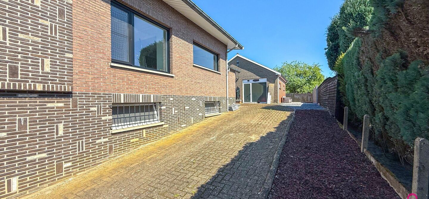 Bij ImmoFusion 7/7 “open huis” : klik op onze 3D-TOUR.
Ervaar vastgoed alsof je er zelf doorloopt!

Welkom op de Graaf de Theuxlaan 5 te Heusden-Zolder! Deze ruime split-level woning op een perceel van 8a36ca biedt niet alleen een verrassende indeling