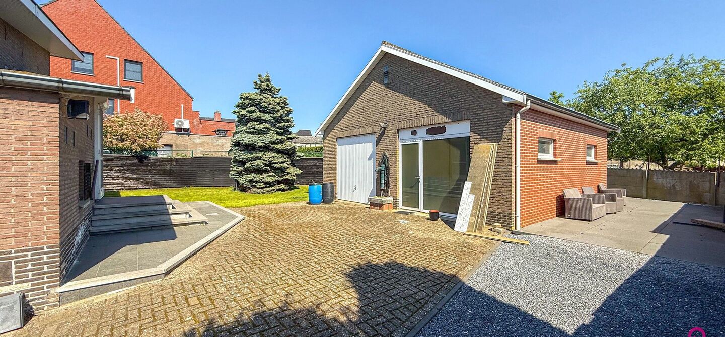 Bij ImmoFusion 7/7 “open huis” : klik op onze 3D-TOUR.
Ervaar vastgoed alsof je er zelf doorloopt!

Welkom op de Graaf de Theuxlaan 5 te Heusden-Zolder! Deze ruime split-level woning op een perceel van 8a36ca biedt niet alleen een verrassende indeling
