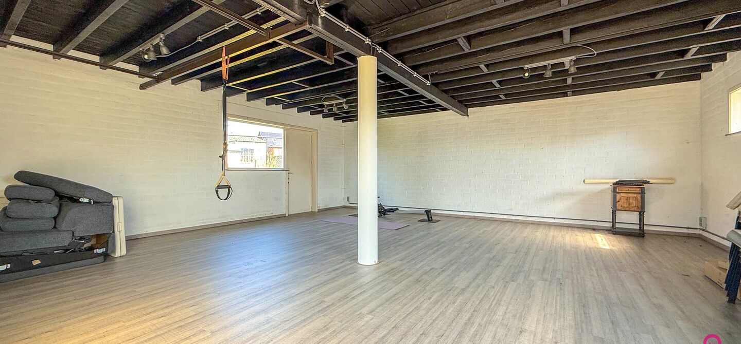Bij ImmoFusion 7/7 “open huis” : klik op onze 3D-TOUR.
Ervaar vastgoed alsof je er zelf doorloopt!

Welkom op de Graaf de Theuxlaan 5 te Heusden-Zolder! Deze ruime split-level woning op een perceel van 8a36ca biedt niet alleen een verrassende indeling
