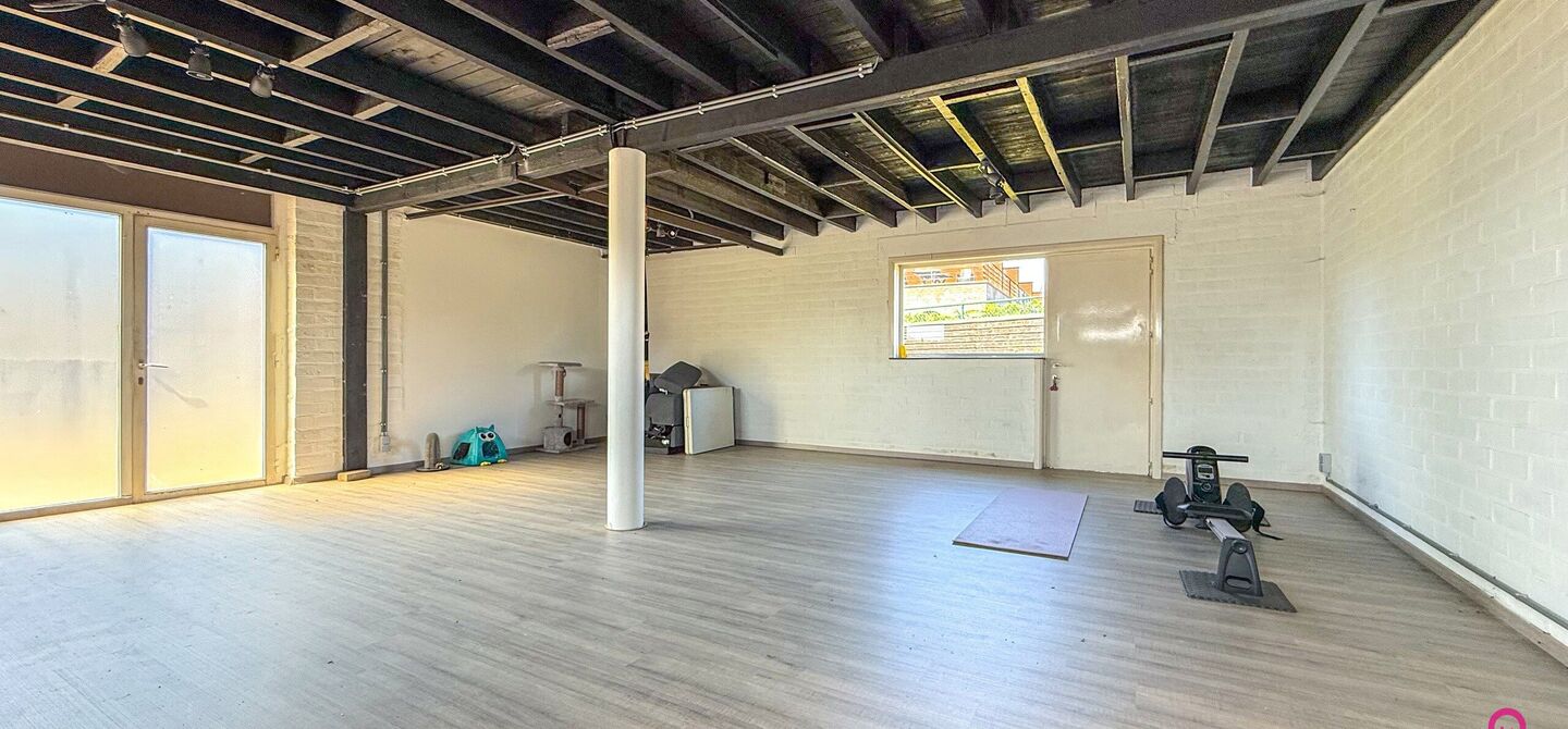 Bij ImmoFusion 7/7 “open huis” : klik op onze 3D-TOUR.
Ervaar vastgoed alsof je er zelf doorloopt!

Welkom op de Graaf de Theuxlaan 5 te Heusden-Zolder! Deze ruime split-level woning op een perceel van 8a36ca biedt niet alleen een verrassende indeling