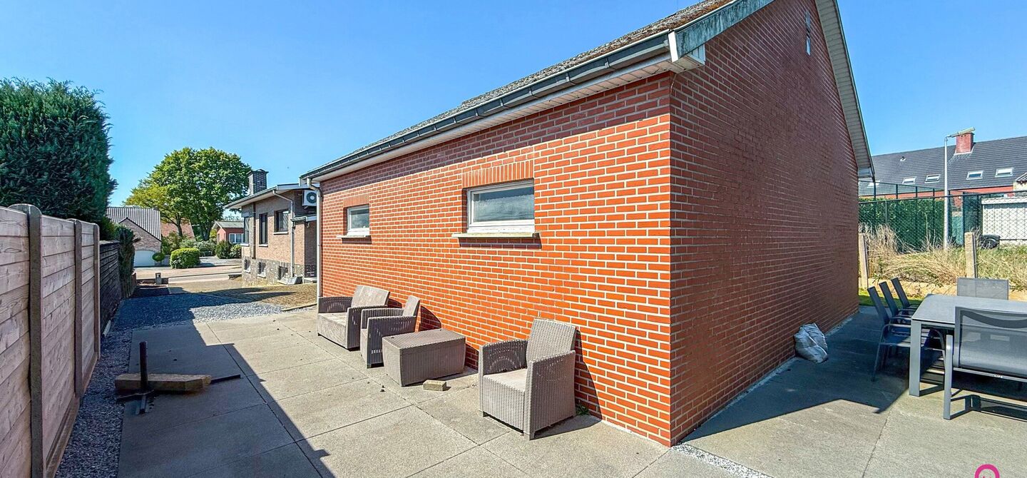 Bij ImmoFusion 7/7 “open huis” : klik op onze 3D-TOUR.
Ervaar vastgoed alsof je er zelf doorloopt!

Welkom op de Graaf de Theuxlaan 5 te Heusden-Zolder! Deze ruime split-level woning op een perceel van 8a36ca biedt niet alleen een verrassende indeling