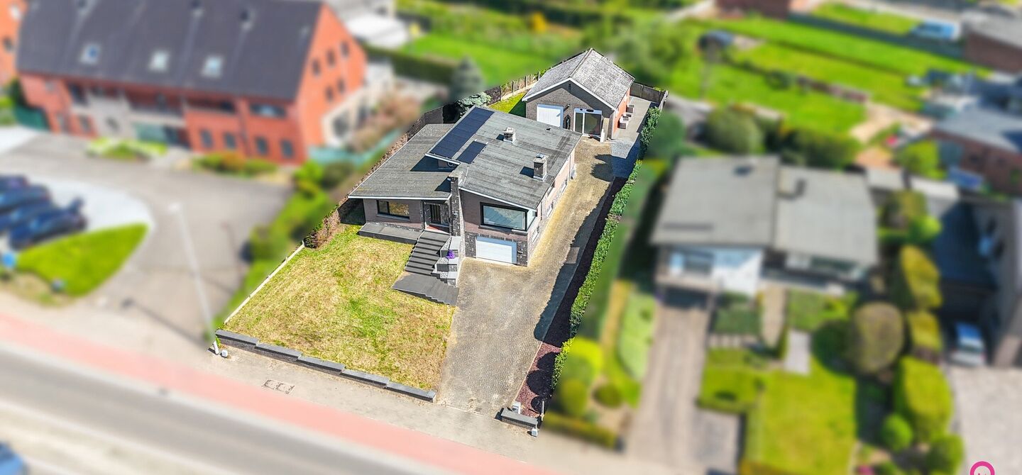 Bij ImmoFusion 7/7 “open huis” : klik op onze 3D-TOUR.
Ervaar vastgoed alsof je er zelf doorloopt!

Welkom op de Graaf de Theuxlaan 5 te Heusden-Zolder! Deze ruime split-level woning op een perceel van 8a36ca biedt niet alleen een verrassende indeling