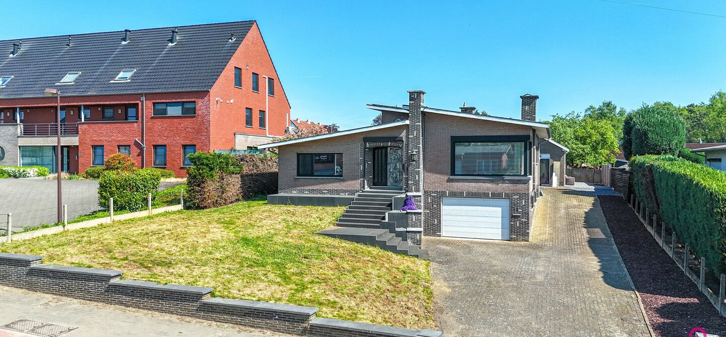 Bij ImmoFusion 7/7 “open huis” : klik op onze 3D-TOUR.
Ervaar vastgoed alsof je er zelf doorloopt!

Welkom op de Graaf de Theuxlaan 5 te Heusden-Zolder! Deze ruime split-level woning op een perceel van 8a36ca biedt niet alleen een verrassende indeling