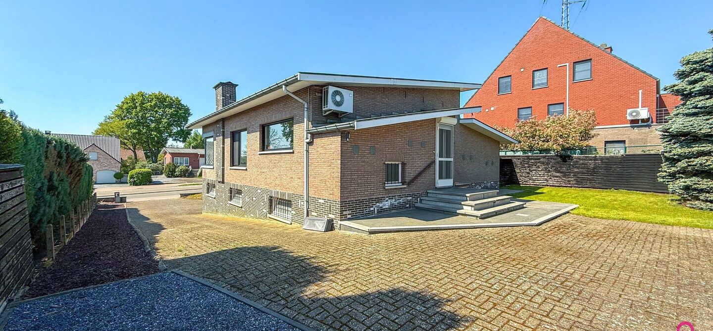 Bij ImmoFusion 7/7 “open huis” : klik op onze 3D-TOUR.
Ervaar vastgoed alsof je er zelf doorloopt!

Welkom op de Graaf de Theuxlaan 5 te Heusden-Zolder! Deze ruime split-level woning op een perceel van 8a36ca biedt niet alleen een verrassende indeling