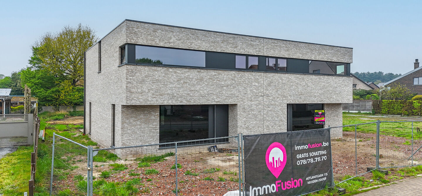 !Laatste woning!

Bij ImmoFusion 7/7 “open huis” : klik op onze 3D-TOUR.
Ervaar vastgoed alsof je er zelf doorloopt!

Stap binnen in deze ruime en lichtrijke nieuwbouw casco woning, gelegen in de Schootstraat 139 te Heusden-Zolder. Deze woning biedt e