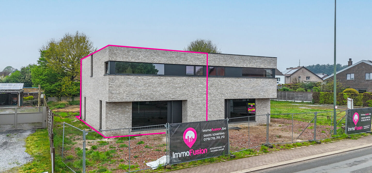!Laatste woning!

Bij ImmoFusion 7/7 “open huis” : klik op onze 3D-TOUR.
Ervaar vastgoed alsof je er zelf doorloopt!

Stap binnen in deze ruime en lichtrijke nieuwbouw casco woning, gelegen in de Schootstraat 139 te Heusden-Zolder. Deze woning biedt e