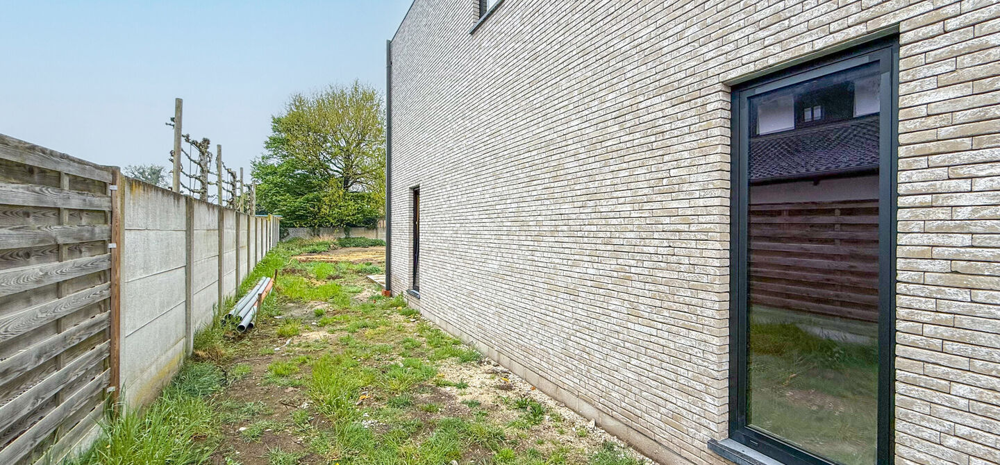 !Laatste woning!

Bij ImmoFusion 7/7 “open huis” : klik op onze 3D-TOUR.
Ervaar vastgoed alsof je er zelf doorloopt!

Stap binnen in deze ruime en lichtrijke nieuwbouw casco woning, gelegen in de Schootstraat 139 te Heusden-Zolder. Deze woning biedt e