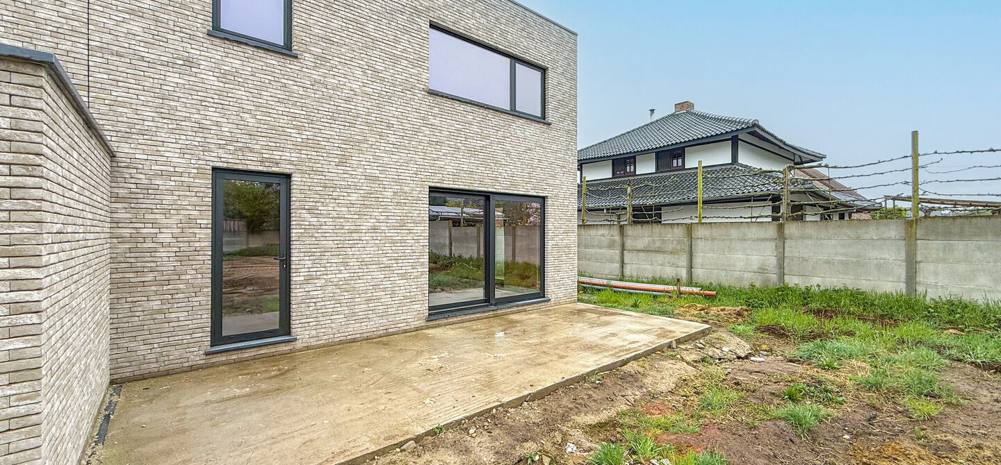 !Laatste woning!

Bij ImmoFusion 7/7 “open huis” : klik op onze 3D-TOUR.
Ervaar vastgoed alsof je er zelf doorloopt!

Stap binnen in deze ruime en lichtrijke nieuwbouw casco woning, gelegen in de Schootstraat 139 te Heusden-Zolder. Deze woning biedt e