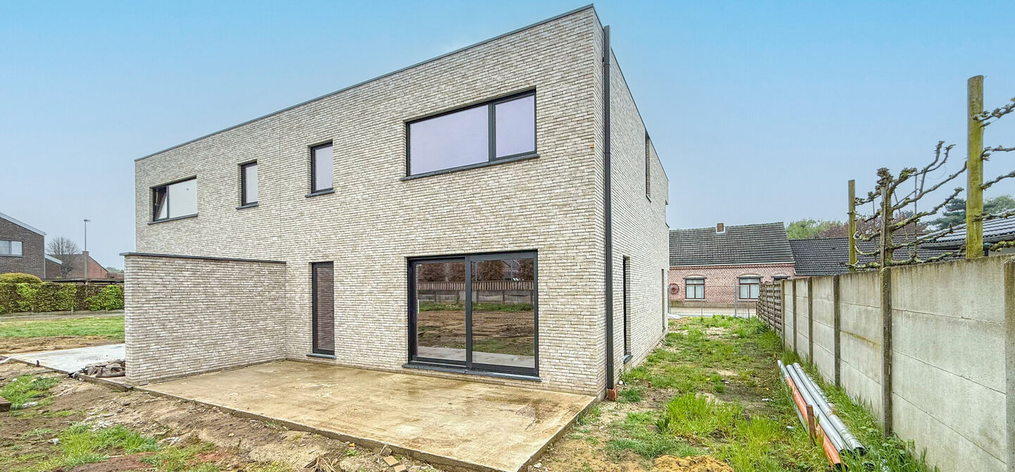 !Laatste woning!

Bij ImmoFusion 7/7 “open huis” : klik op onze 3D-TOUR.
Ervaar vastgoed alsof je er zelf doorloopt!

Stap binnen in deze ruime en lichtrijke nieuwbouw casco woning, gelegen in de Schootstraat 139 te Heusden-Zolder. Deze woning biedt e
