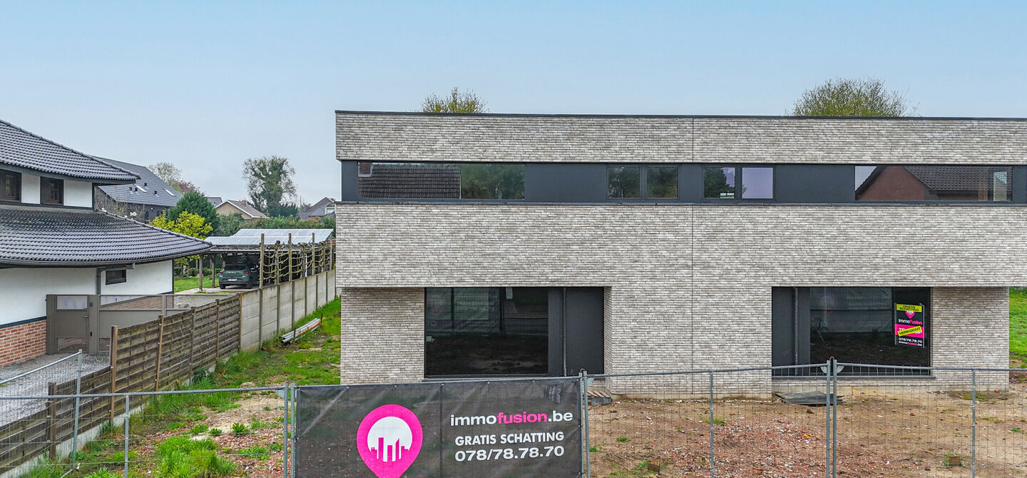 !Laatste woning!

Bij ImmoFusion 7/7 “open huis” : klik op onze 3D-TOUR.
Ervaar vastgoed alsof je er zelf doorloopt!

Stap binnen in deze ruime en lichtrijke nieuwbouw casco woning, gelegen in de Schootstraat 139 te Heusden-Zolder. Deze woning biedt e