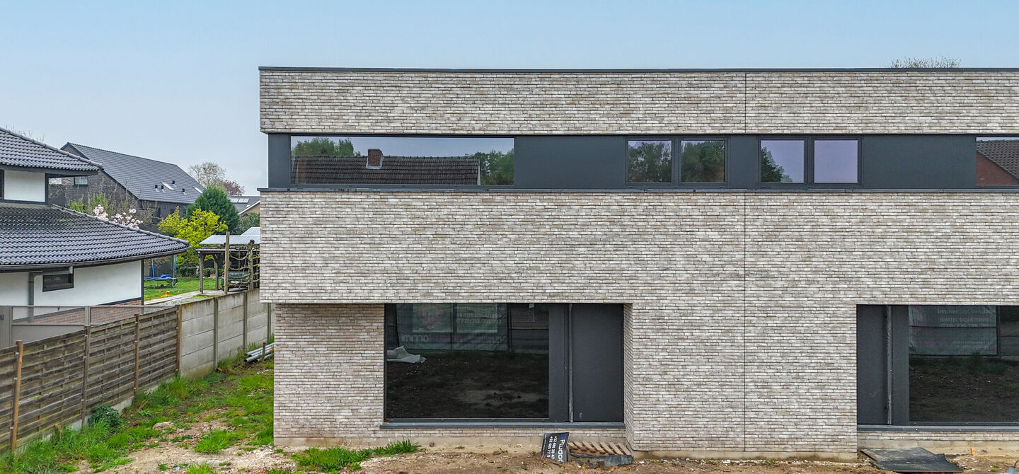 !Laatste woning!

Bij ImmoFusion 7/7 “open huis” : klik op onze 3D-TOUR.
Ervaar vastgoed alsof je er zelf doorloopt!

Stap binnen in deze ruime en lichtrijke nieuwbouw casco woning, gelegen in de Schootstraat 139 te Heusden-Zolder. Deze woning biedt e