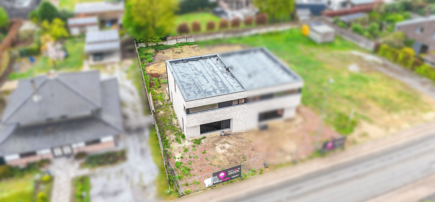 !Laatste woning!

Bij ImmoFusion 7/7 “open huis” : klik op onze 3D-TOUR.
Ervaar vastgoed alsof je er zelf doorloopt!

Stap binnen in deze ruime en lichtrijke nieuwbouw casco woning, gelegen in de Schootstraat 139 te Heusden-Zolder. Deze woning biedt e