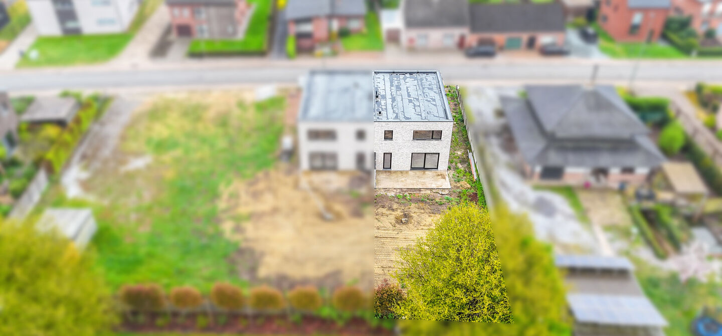 !Laatste woning!

Bij ImmoFusion 7/7 “open huis” : klik op onze 3D-TOUR.
Ervaar vastgoed alsof je er zelf doorloopt!

Stap binnen in deze ruime en lichtrijke nieuwbouw casco woning, gelegen in de Schootstraat 139 te Heusden-Zolder. Deze woning biedt e