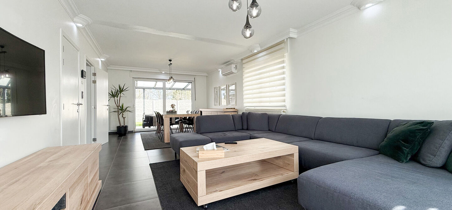 Bij ImmoFusion 7/7 “open huis” : klik op onze 3D-TOUR.
Ervaar vastgoed alsof je er zelf doorloopt!

Ben je op zoek naar een instapklare gezinswoning met ruimte, comfort én een uitstekende ligging? Deze opgefriste recente woning aan de Koerselsebaan 1
