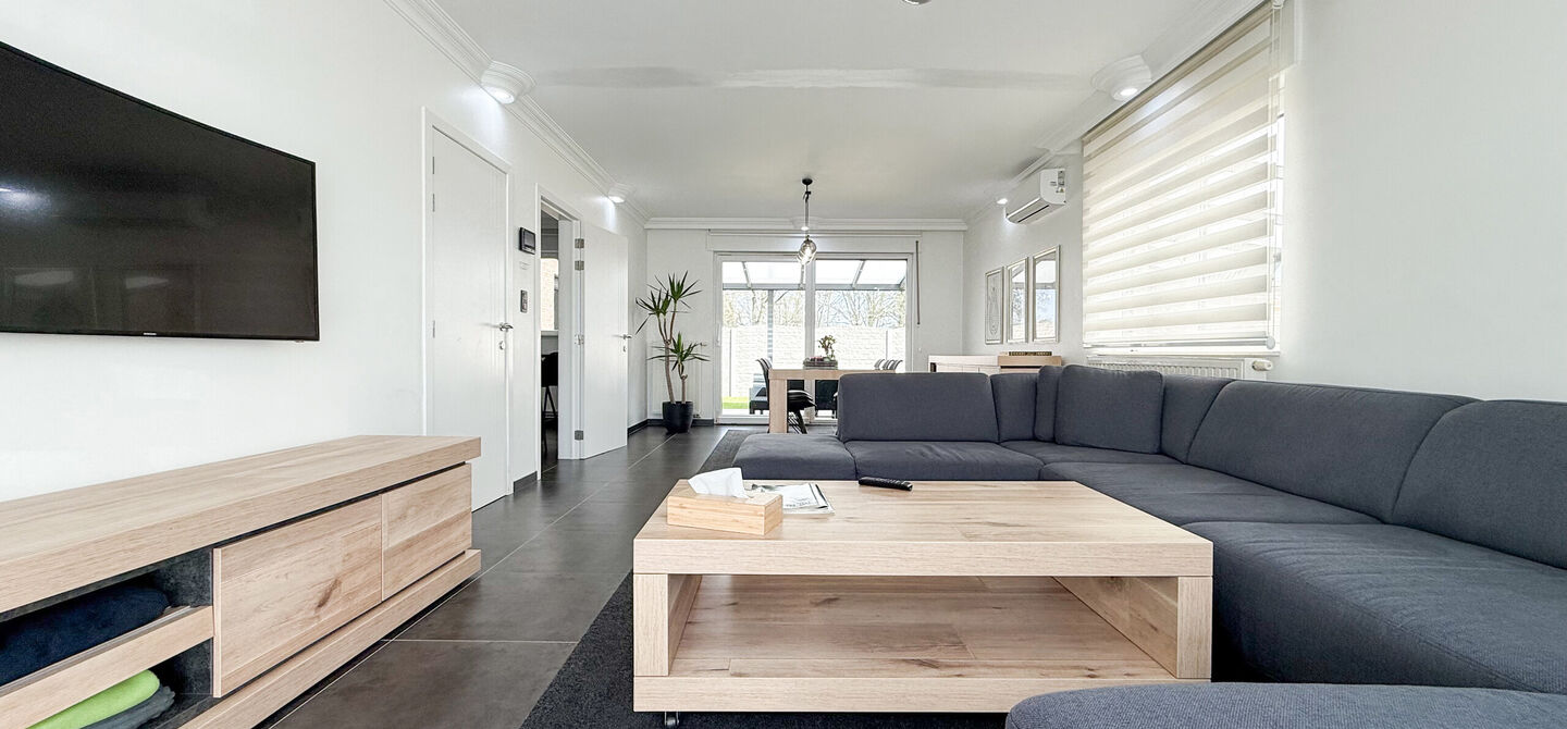 Bij ImmoFusion 7/7 “open huis” : klik op onze 3D-TOUR.
Ervaar vastgoed alsof je er zelf doorloopt!

Ben je op zoek naar een instapklare gezinswoning met ruimte, comfort én een uitstekende ligging? Deze opgefriste recente woning aan de Koerselsebaan 1