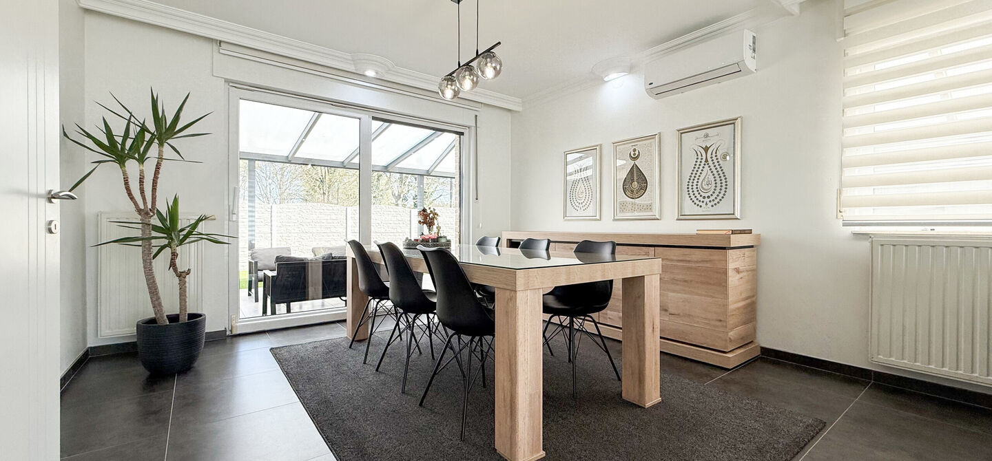 Bij ImmoFusion 7/7 “open huis” : klik op onze 3D-TOUR.
Ervaar vastgoed alsof je er zelf doorloopt!

Ben je op zoek naar een instapklare gezinswoning met ruimte, comfort én een uitstekende ligging? Deze opgefriste recente woning aan de Koerselsebaan 1