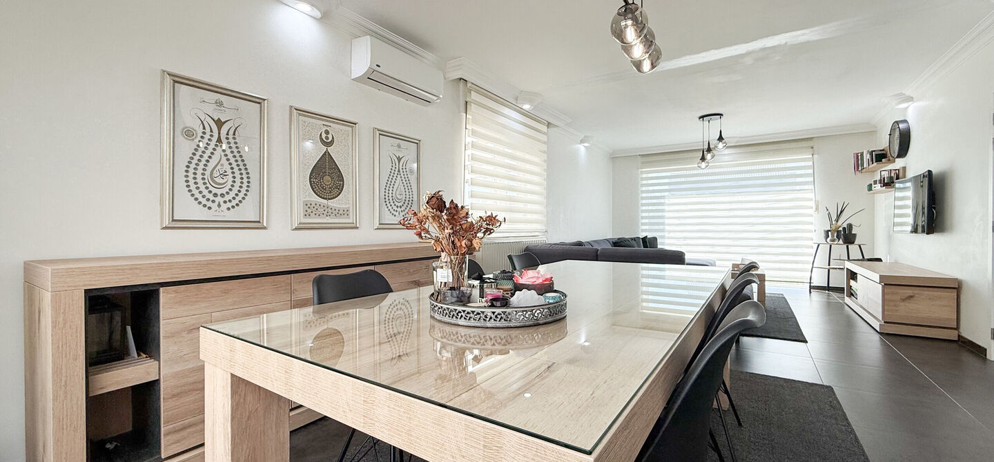 Bij ImmoFusion 7/7 “open huis” : klik op onze 3D-TOUR.
Ervaar vastgoed alsof je er zelf doorloopt!

Ben je op zoek naar een instapklare gezinswoning met ruimte, comfort én een uitstekende ligging? Deze opgefriste recente woning aan de Koerselsebaan 1