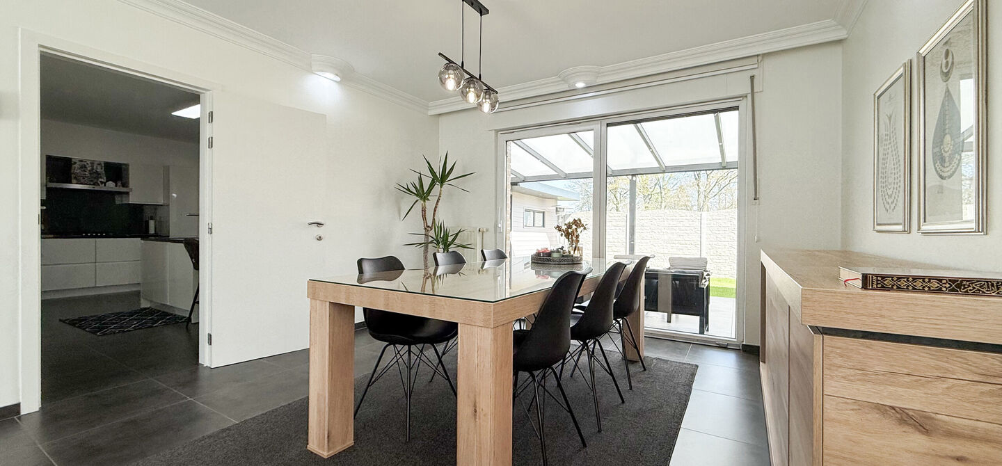 Bij ImmoFusion 7/7 “open huis” : klik op onze 3D-TOUR.
Ervaar vastgoed alsof je er zelf doorloopt!

Ben je op zoek naar een instapklare gezinswoning met ruimte, comfort én een uitstekende ligging? Deze opgefriste recente woning aan de Koerselsebaan 1