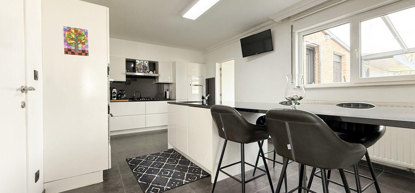 Bij ImmoFusion 7/7 “open huis” : klik op onze 3D-TOUR.
Ervaar vastgoed alsof je er zelf doorloopt!

Ben je op zoek naar een instapklare gezinswoning met ruimte, comfort én een uitstekende ligging? Deze opgefriste recente woning aan de Koerselsebaan 1
