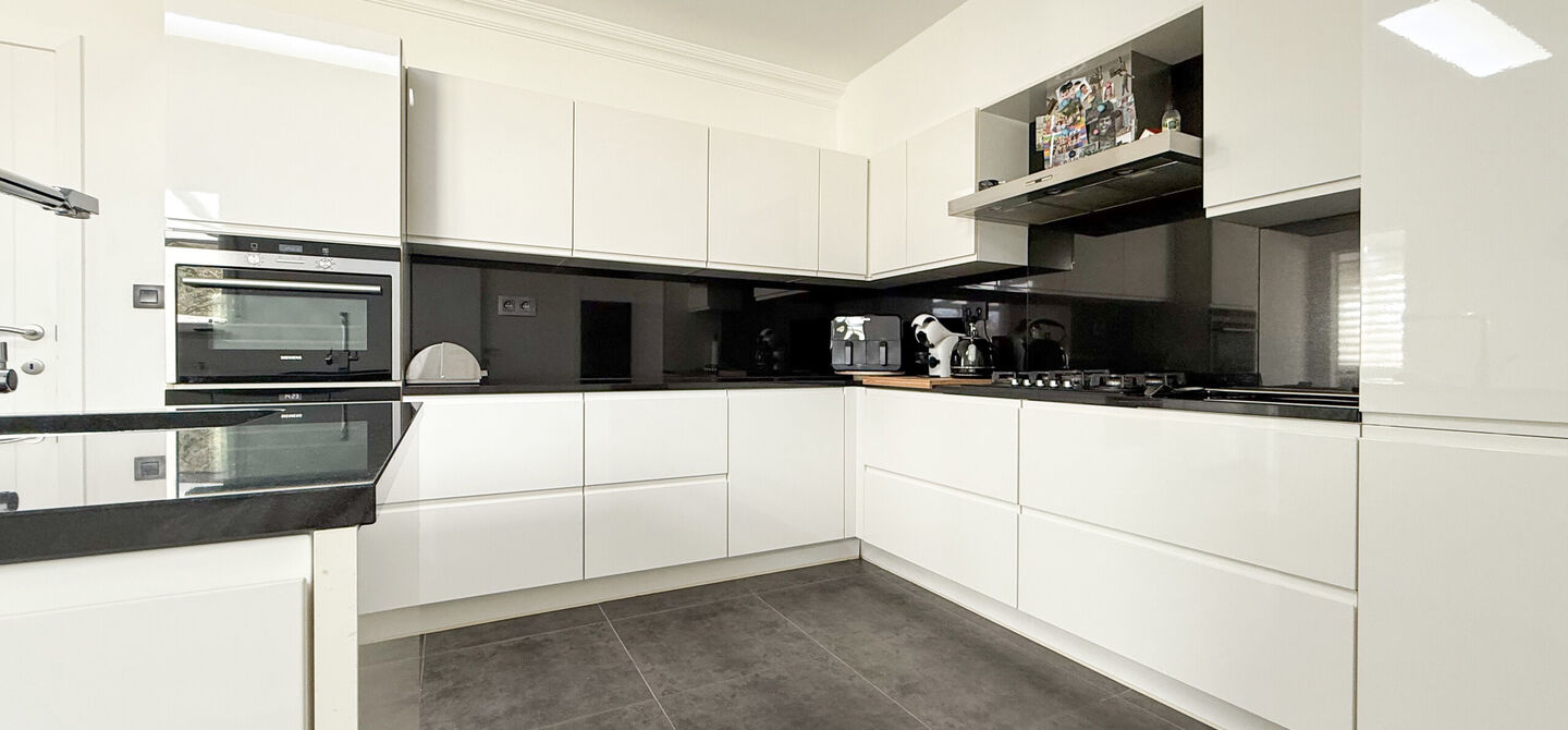 Bij ImmoFusion 7/7 “open huis” : klik op onze 3D-TOUR.
Ervaar vastgoed alsof je er zelf doorloopt!

Ben je op zoek naar een instapklare gezinswoning met ruimte, comfort én een uitstekende ligging? Deze opgefriste recente woning aan de Koerselsebaan 1