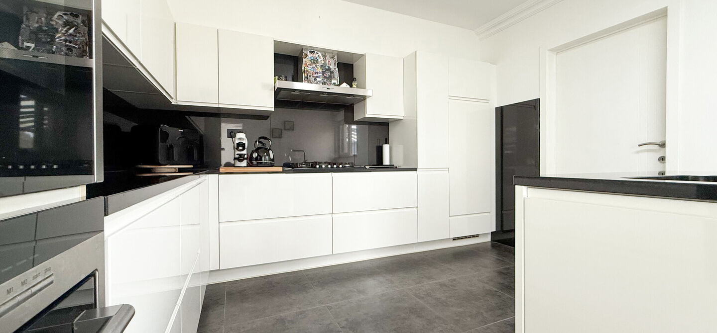 Bij ImmoFusion 7/7 “open huis” : klik op onze 3D-TOUR.
Ervaar vastgoed alsof je er zelf doorloopt!

Ben je op zoek naar een instapklare gezinswoning met ruimte, comfort én een uitstekende ligging? Deze opgefriste recente woning aan de Koerselsebaan 1