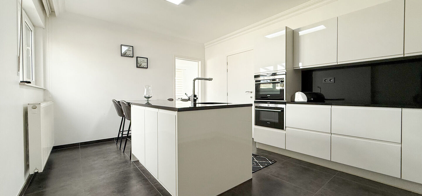 Bij ImmoFusion 7/7 “open huis” : klik op onze 3D-TOUR.
Ervaar vastgoed alsof je er zelf doorloopt!

Ben je op zoek naar een instapklare gezinswoning met ruimte, comfort én een uitstekende ligging? Deze opgefriste recente woning aan de Koerselsebaan 1