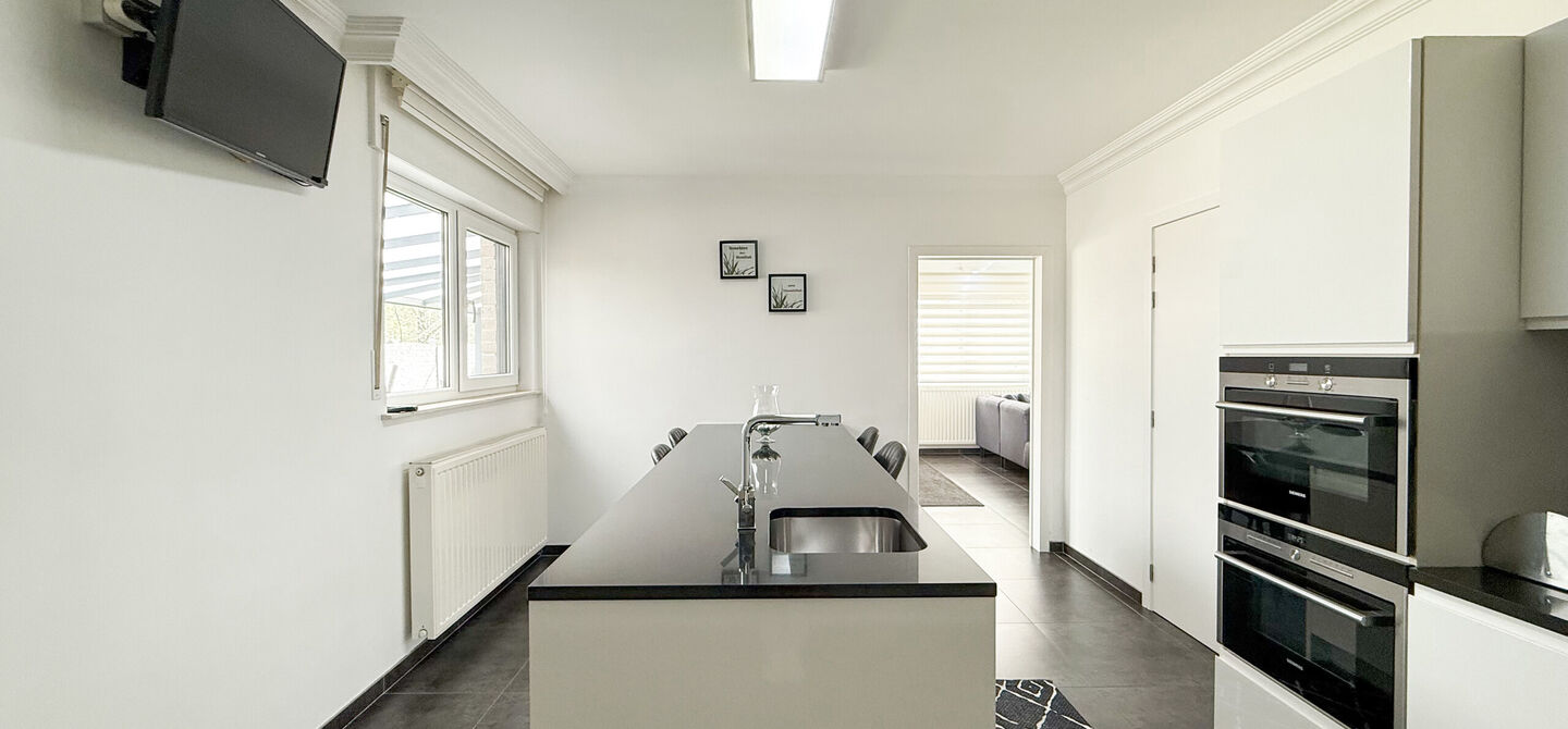 Bij ImmoFusion 7/7 “open huis” : klik op onze 3D-TOUR.
Ervaar vastgoed alsof je er zelf doorloopt!

Ben je op zoek naar een instapklare gezinswoning met ruimte, comfort én een uitstekende ligging? Deze opgefriste recente woning aan de Koerselsebaan 1