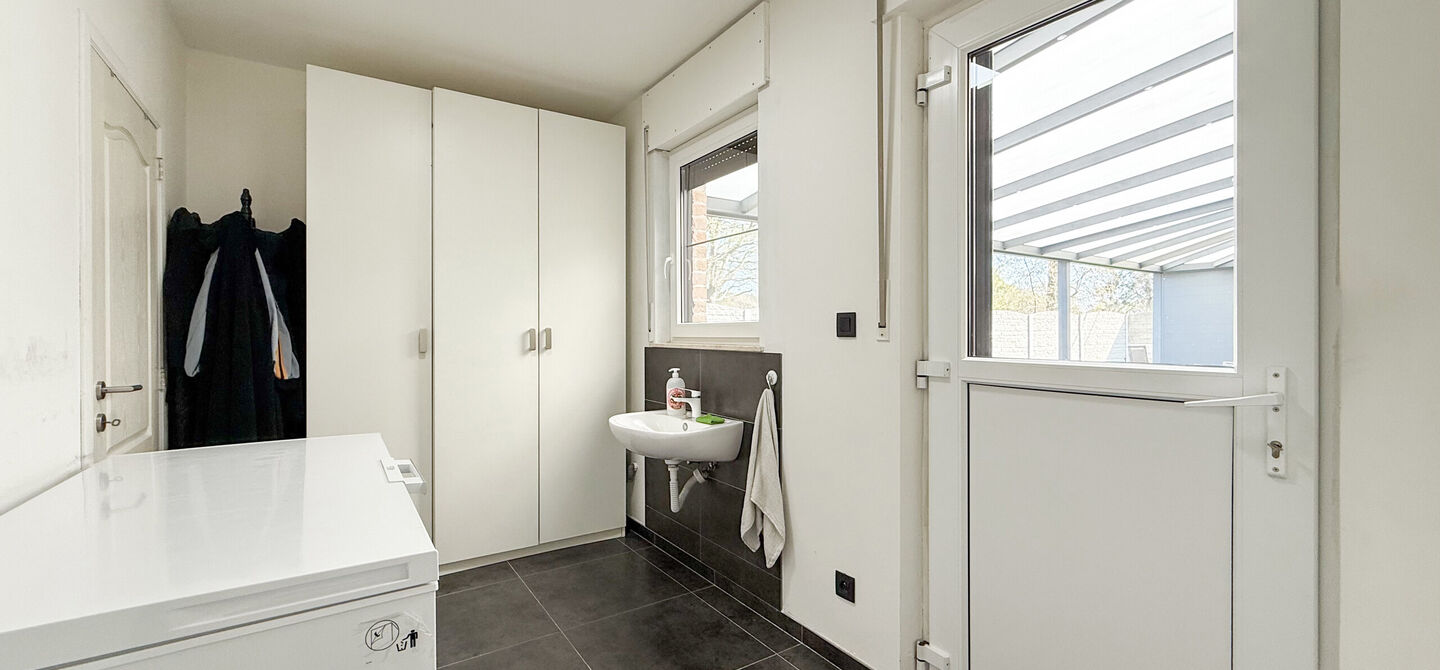 Bij ImmoFusion 7/7 “open huis” : klik op onze 3D-TOUR.
Ervaar vastgoed alsof je er zelf doorloopt!

Ben je op zoek naar een instapklare gezinswoning met ruimte, comfort én een uitstekende ligging? Deze opgefriste recente woning aan de Koerselsebaan 1