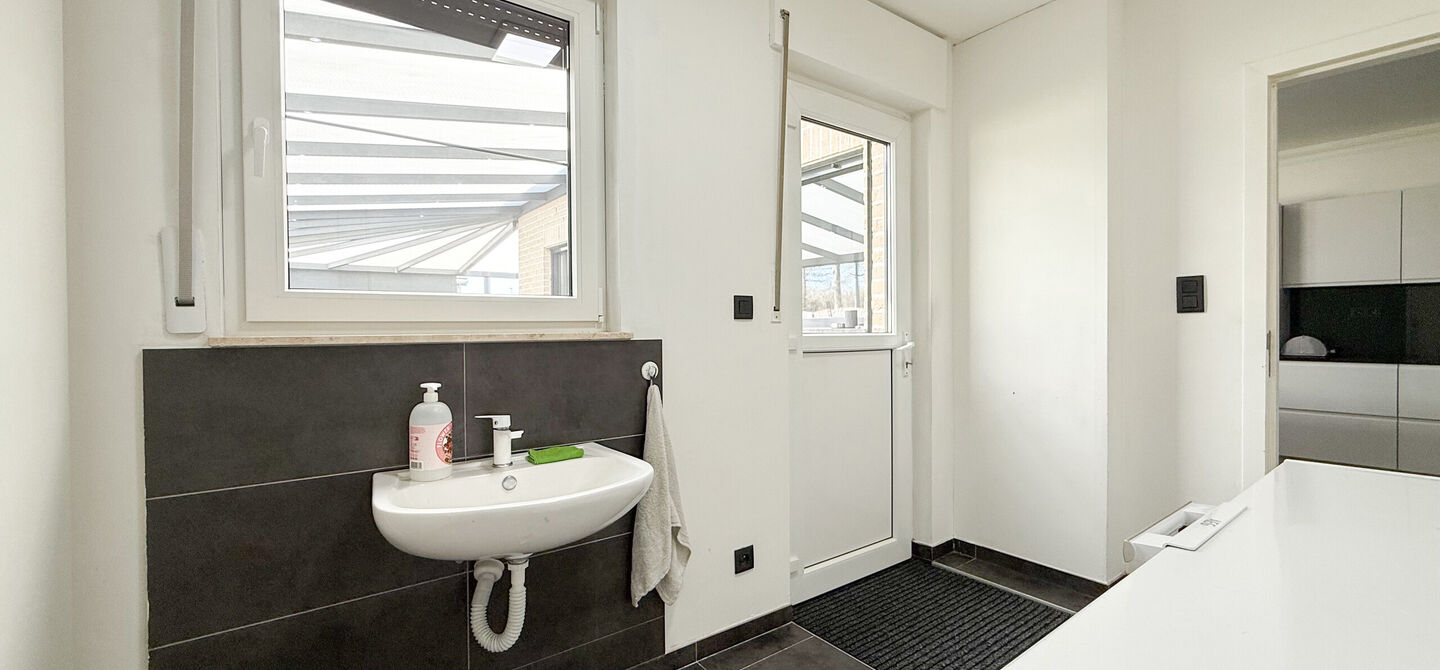 Bij ImmoFusion 7/7 “open huis” : klik op onze 3D-TOUR.
Ervaar vastgoed alsof je er zelf doorloopt!

Ben je op zoek naar een instapklare gezinswoning met ruimte, comfort én een uitstekende ligging? Deze opgefriste recente woning aan de Koerselsebaan 1