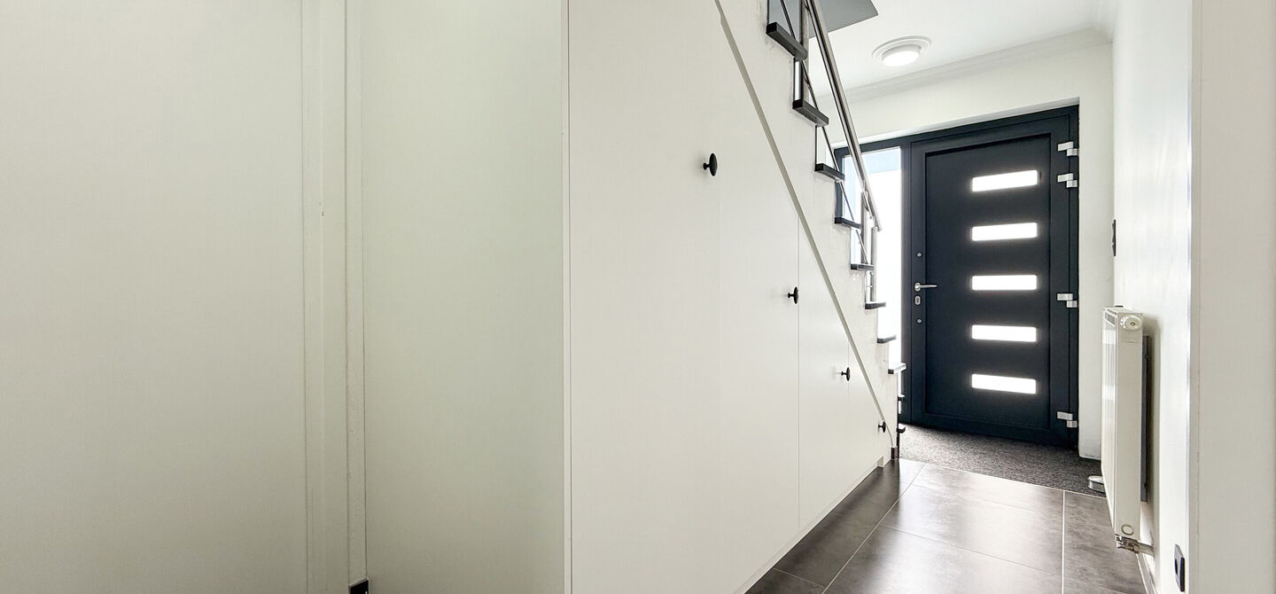 Bij ImmoFusion 7/7 “open huis” : klik op onze 3D-TOUR.
Ervaar vastgoed alsof je er zelf doorloopt!

Ben je op zoek naar een instapklare gezinswoning met ruimte, comfort én een uitstekende ligging? Deze opgefriste recente woning aan de Koerselsebaan 1