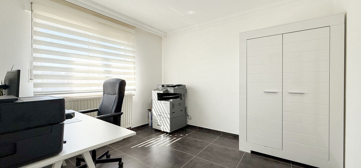 Bij ImmoFusion 7/7 “open huis” : klik op onze 3D-TOUR.
Ervaar vastgoed alsof je er zelf doorloopt!

Ben je op zoek naar een instapklare gezinswoning met ruimte, comfort én een uitstekende ligging? Deze opgefriste recente woning aan de Koerselsebaan 1