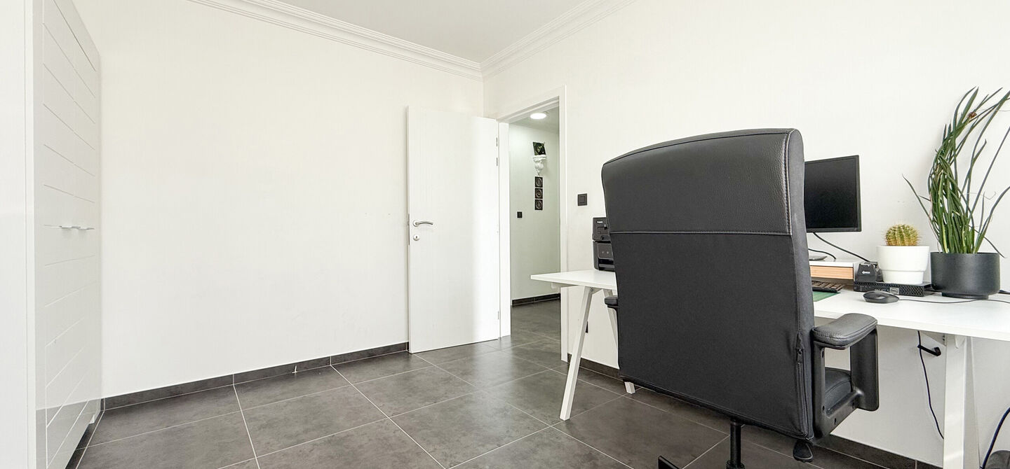 Bij ImmoFusion 7/7 “open huis” : klik op onze 3D-TOUR.
Ervaar vastgoed alsof je er zelf doorloopt!

Ben je op zoek naar een instapklare gezinswoning met ruimte, comfort én een uitstekende ligging? Deze opgefriste recente woning aan de Koerselsebaan 1