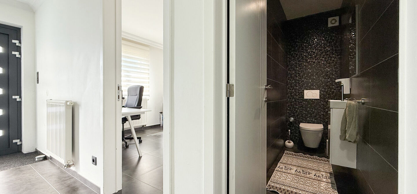 Bij ImmoFusion 7/7 “open huis” : klik op onze 3D-TOUR.
Ervaar vastgoed alsof je er zelf doorloopt!

Ben je op zoek naar een instapklare gezinswoning met ruimte, comfort én een uitstekende ligging? Deze opgefriste recente woning aan de Koerselsebaan 1