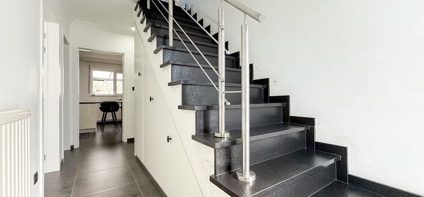 Bij ImmoFusion 7/7 “open huis” : klik op onze 3D-TOUR.
Ervaar vastgoed alsof je er zelf doorloopt!

Ben je op zoek naar een instapklare gezinswoning met ruimte, comfort én een uitstekende ligging? Deze opgefriste recente woning aan de Koerselsebaan 1