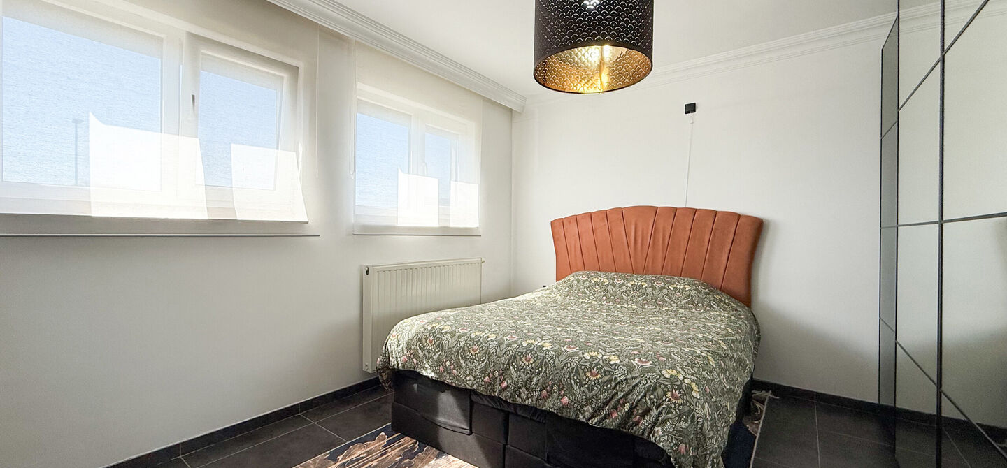 Bij ImmoFusion 7/7 “open huis” : klik op onze 3D-TOUR.
Ervaar vastgoed alsof je er zelf doorloopt!

Ben je op zoek naar een instapklare gezinswoning met ruimte, comfort én een uitstekende ligging? Deze opgefriste recente woning aan de Koerselsebaan 1