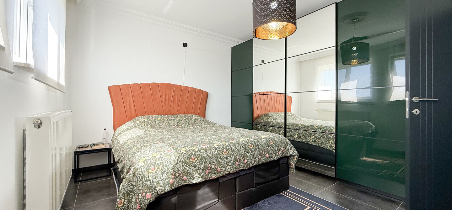 Bij ImmoFusion 7/7 “open huis” : klik op onze 3D-TOUR.
Ervaar vastgoed alsof je er zelf doorloopt!

Ben je op zoek naar een instapklare gezinswoning met ruimte, comfort én een uitstekende ligging? Deze opgefriste recente woning aan de Koerselsebaan 1