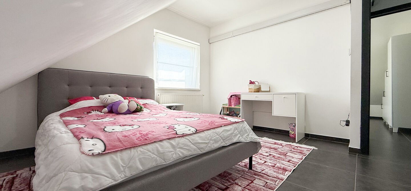 Bij ImmoFusion 7/7 “open huis” : klik op onze 3D-TOUR.
Ervaar vastgoed alsof je er zelf doorloopt!

Ben je op zoek naar een instapklare gezinswoning met ruimte, comfort én een uitstekende ligging? Deze opgefriste recente woning aan de Koerselsebaan 1