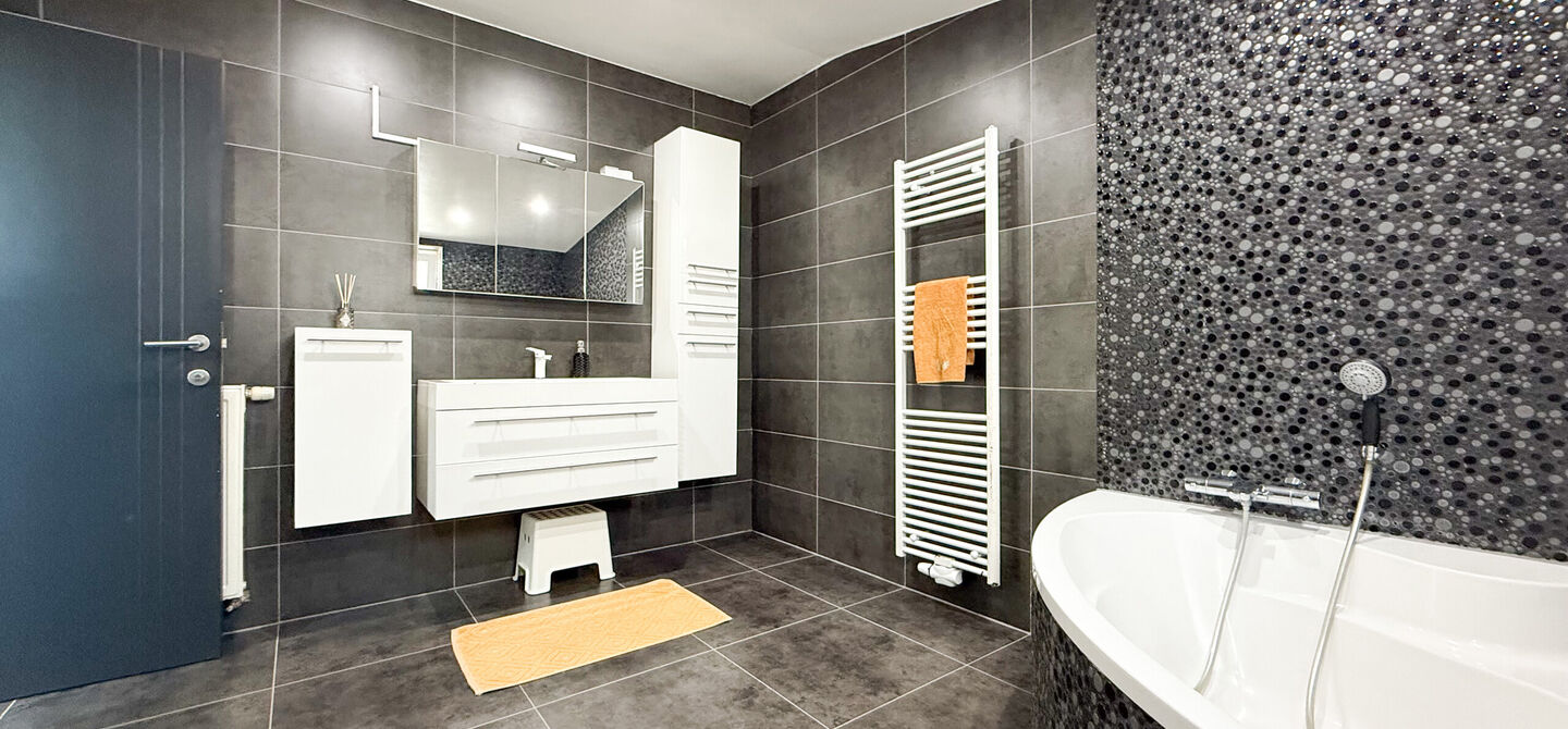 Bij ImmoFusion 7/7 “open huis” : klik op onze 3D-TOUR.
Ervaar vastgoed alsof je er zelf doorloopt!

Ben je op zoek naar een instapklare gezinswoning met ruimte, comfort én een uitstekende ligging? Deze opgefriste recente woning aan de Koerselsebaan 1