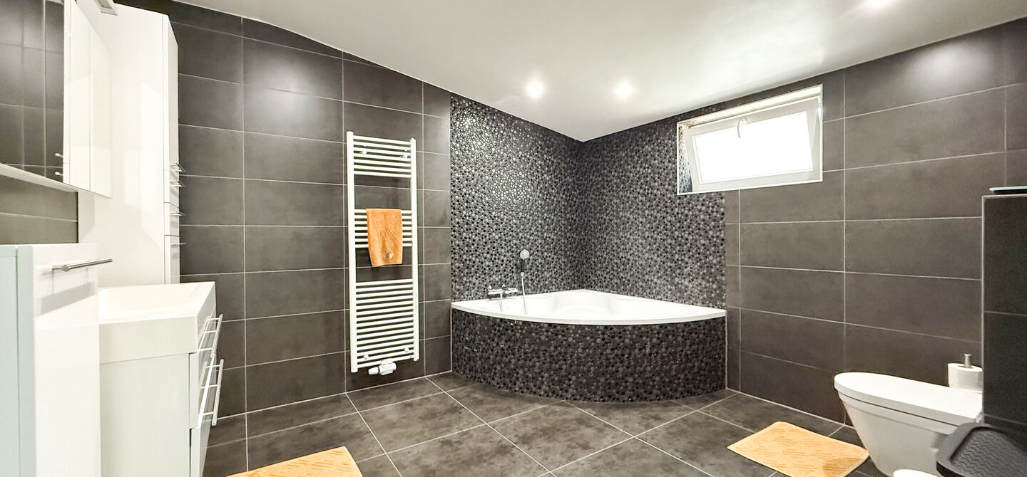 Bij ImmoFusion 7/7 “open huis” : klik op onze 3D-TOUR.
Ervaar vastgoed alsof je er zelf doorloopt!

Ben je op zoek naar een instapklare gezinswoning met ruimte, comfort én een uitstekende ligging? Deze opgefriste recente woning aan de Koerselsebaan 1