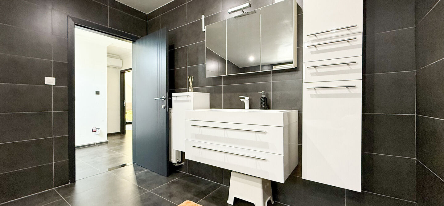 Bij ImmoFusion 7/7 “open huis” : klik op onze 3D-TOUR.
Ervaar vastgoed alsof je er zelf doorloopt!

Ben je op zoek naar een instapklare gezinswoning met ruimte, comfort én een uitstekende ligging? Deze opgefriste recente woning aan de Koerselsebaan 1