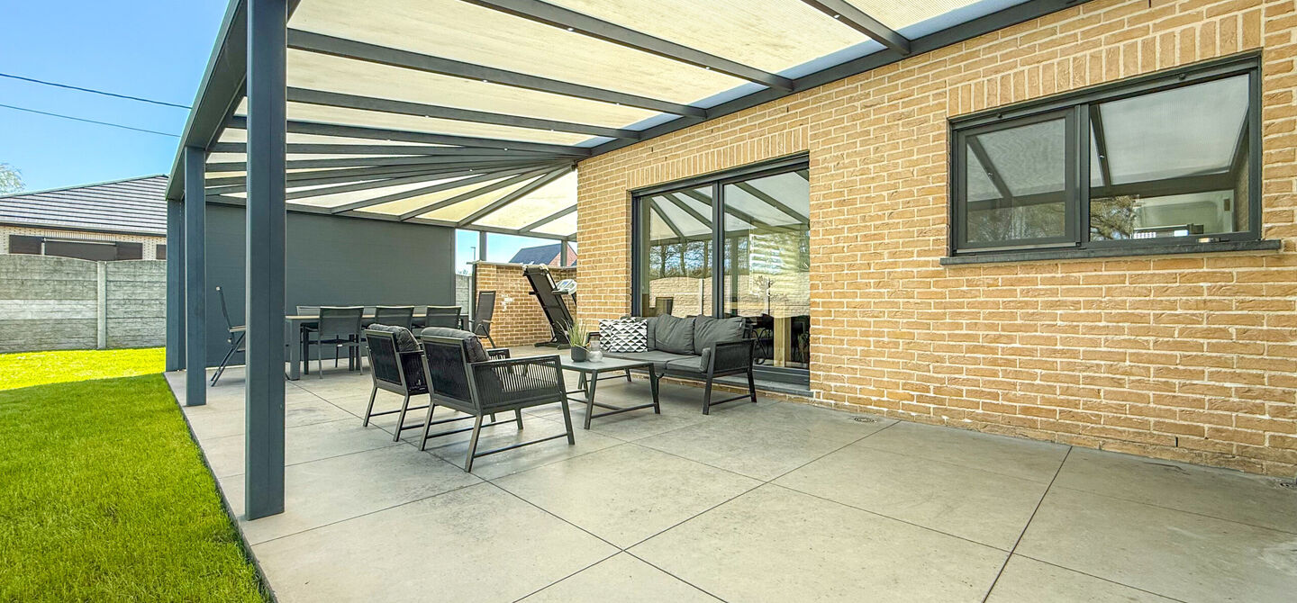 Bij ImmoFusion 7/7 “open huis” : klik op onze 3D-TOUR.
Ervaar vastgoed alsof je er zelf doorloopt!

Ben je op zoek naar een instapklare gezinswoning met ruimte, comfort én een uitstekende ligging? Deze opgefriste recente woning aan de Koerselsebaan 1