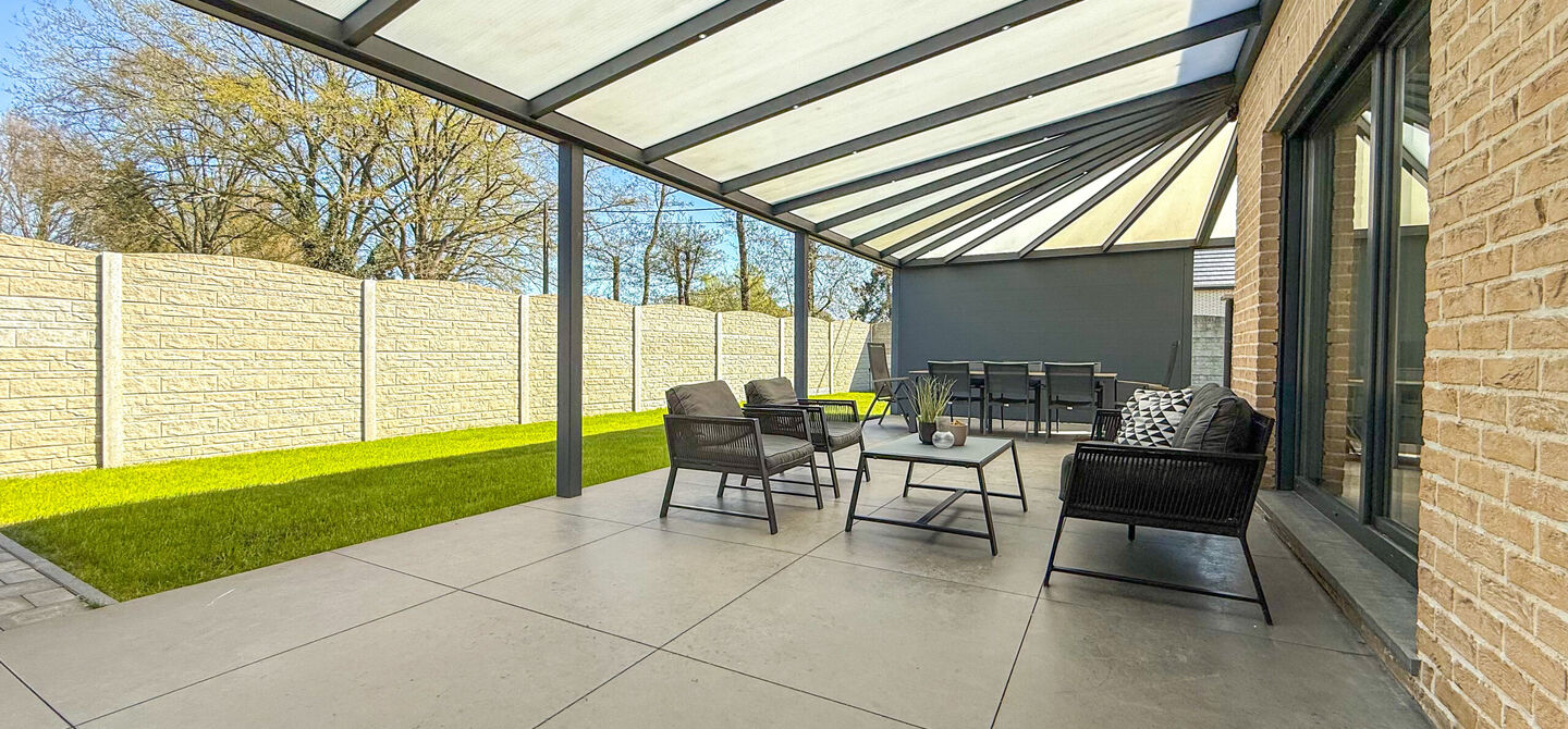 Bij ImmoFusion 7/7 “open huis” : klik op onze 3D-TOUR.
Ervaar vastgoed alsof je er zelf doorloopt!

Ben je op zoek naar een instapklare gezinswoning met ruimte, comfort én een uitstekende ligging? Deze opgefriste recente woning aan de Koerselsebaan 1