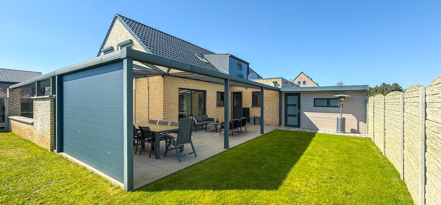 Bij ImmoFusion 7/7 “open huis” : klik op onze 3D-TOUR.
Ervaar vastgoed alsof je er zelf doorloopt!

Ben je op zoek naar een instapklare gezinswoning met ruimte, comfort én een uitstekende ligging? Deze opgefriste recente woning aan de Koerselsebaan 1