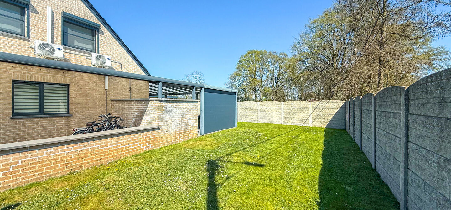 Bij ImmoFusion 7/7 “open huis” : klik op onze 3D-TOUR.
Ervaar vastgoed alsof je er zelf doorloopt!

Ben je op zoek naar een instapklare gezinswoning met ruimte, comfort én een uitstekende ligging? Deze opgefriste recente woning aan de Koerselsebaan 1
