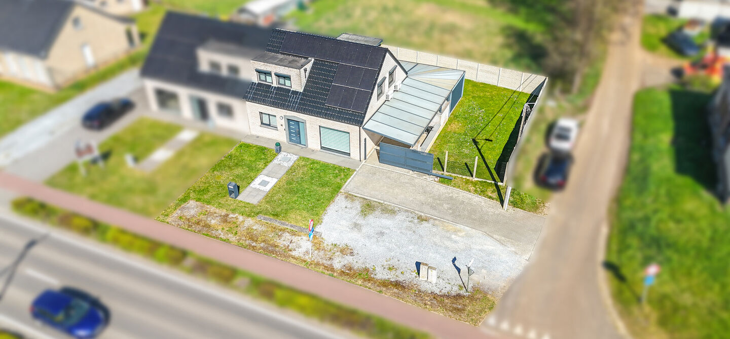 Bij ImmoFusion 7/7 “open huis” : klik op onze 3D-TOUR.
Ervaar vastgoed alsof je er zelf doorloopt!

Ben je op zoek naar een instapklare gezinswoning met ruimte, comfort én een uitstekende ligging? Deze opgefriste recente woning aan de Koerselsebaan 1