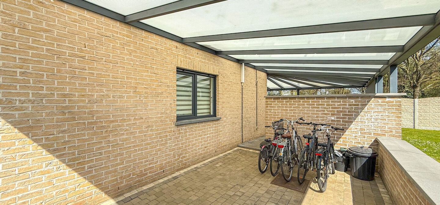 Bij ImmoFusion 7/7 “open huis” : klik op onze 3D-TOUR.
Ervaar vastgoed alsof je er zelf doorloopt!

Ben je op zoek naar een instapklare gezinswoning met ruimte, comfort én een uitstekende ligging? Deze opgefriste recente woning aan de Koerselsebaan 1