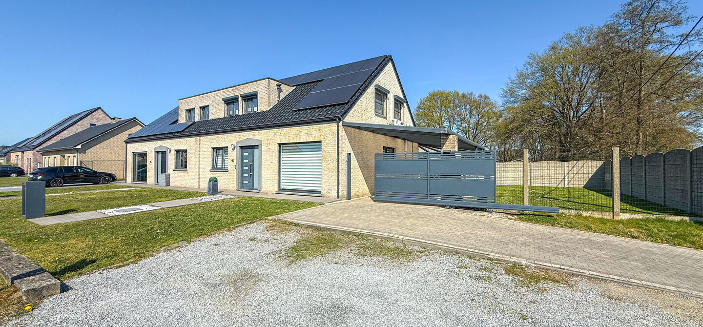 Bij ImmoFusion 7/7 “open huis” : klik op onze 3D-TOUR.
Ervaar vastgoed alsof je er zelf doorloopt!

Ben je op zoek naar een instapklare gezinswoning met ruimte, comfort én een uitstekende ligging? Deze opgefriste recente woning aan de Koerselsebaan 1