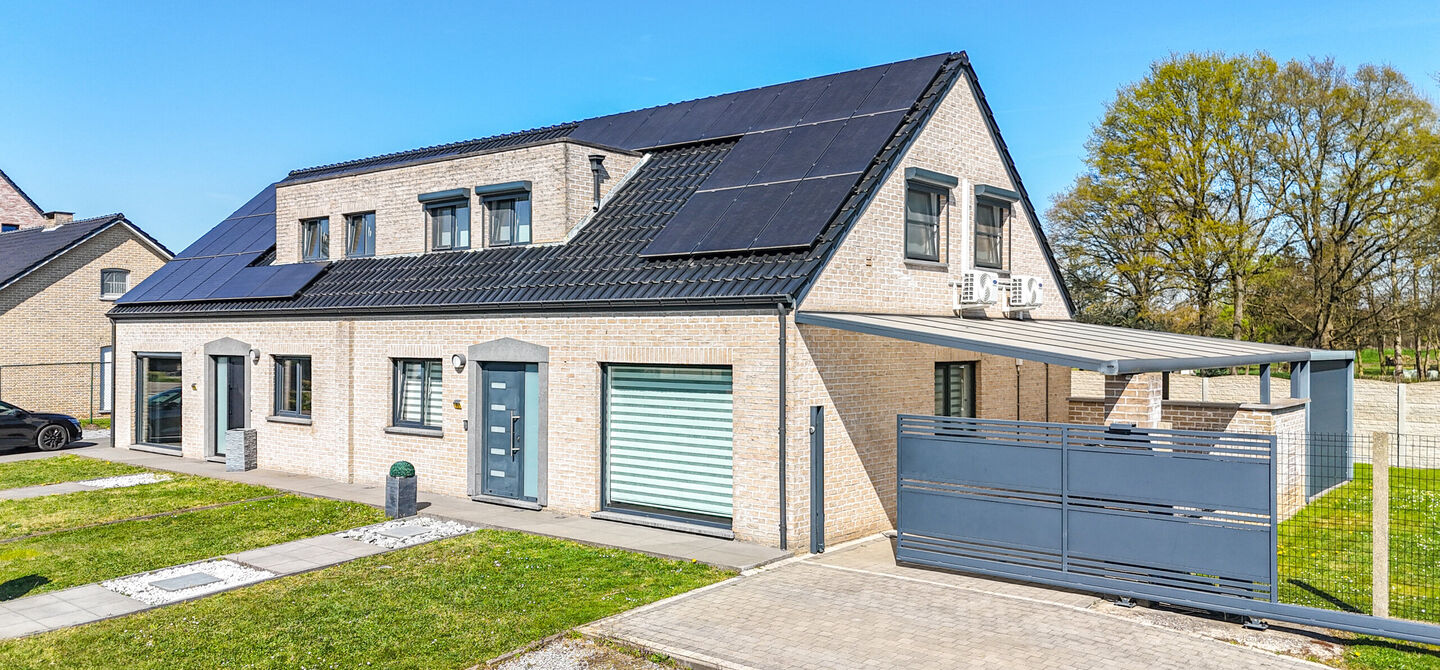 Bij ImmoFusion 7/7 “open huis” : klik op onze 3D-TOUR.
Ervaar vastgoed alsof je er zelf doorloopt!

Ben je op zoek naar een instapklare gezinswoning met ruimte, comfort én een uitstekende ligging? Deze opgefriste recente woning aan de Koerselsebaan 1