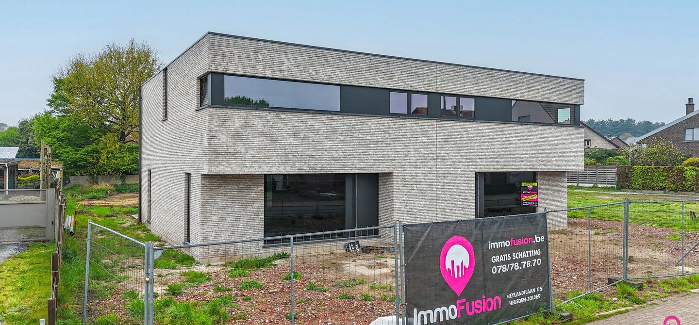 !Laatste woning!

Bij ImmoFusion 7/7 “open huis” : klik op onze 3D-TOUR.
Ervaar vastgoed alsof je er zelf doorloopt!

Stap binnen in deze ruime en lichtrijke nieuwbouw casco woning, gelegen in de Schootstraat 139 te Heusden-Zolder. Deze woning biedt e